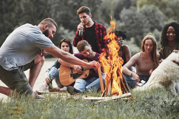 Wysoki Ogień Grupa Ludzi Organizuje Piknik Plaży Przyjaciele Bawcie Się — Zdjęcie stockowe