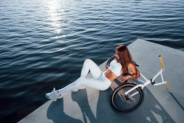 Perto Bicicleta Mulher Fitness Tendo Descanso Perto Lago Durante Dia — Fotografia de Stock
