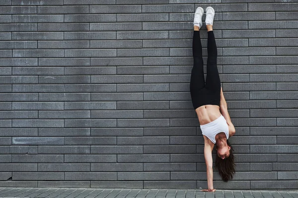 Amuda Kalkmak Genç Sportif Esmer Ince Vücutlu Şehirde Gündüz Vakti — Stok fotoğraf