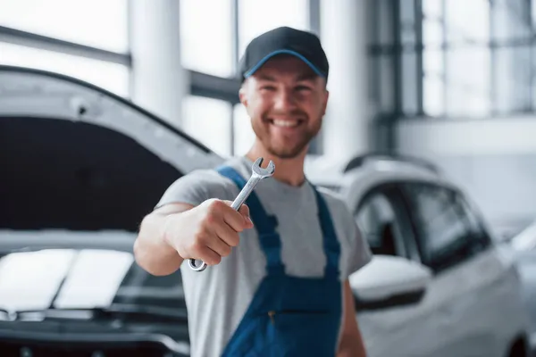 Call You Need Help Employee Blue Colored Uniform Stands Automobile — Stock Photo, Image