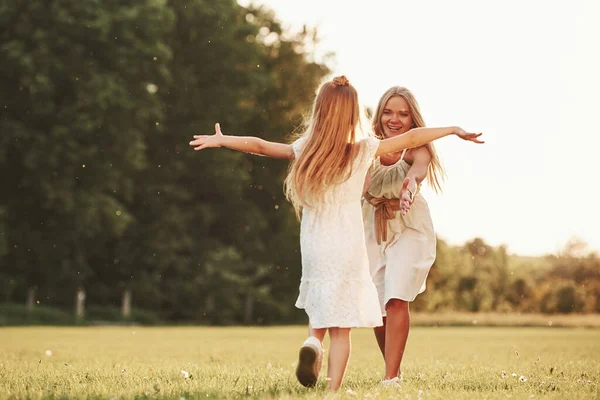 Umarmungen Mutter Und Tochter Genießen Das Gemeinsame Wochenende Indem Sie — Stockfoto