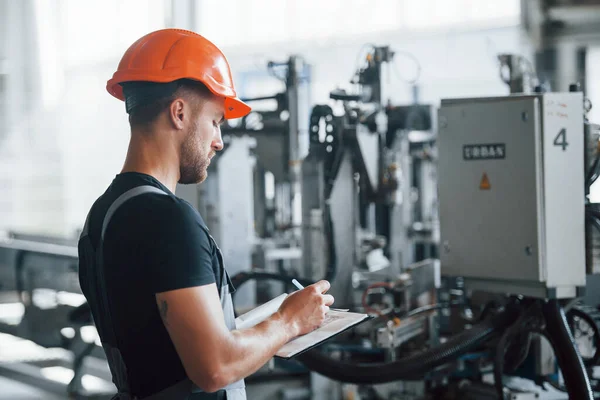 Trabajador Industrial Interior Fábrica Joven Técnico Con Sombrero Duro Naranja —  Fotos de Stock