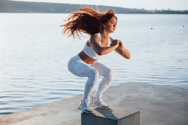Приседает Цементном Кубе Снимок Спортивной Женщины Занимающейся Фитнес Упражнениями Возле — стоковое фото