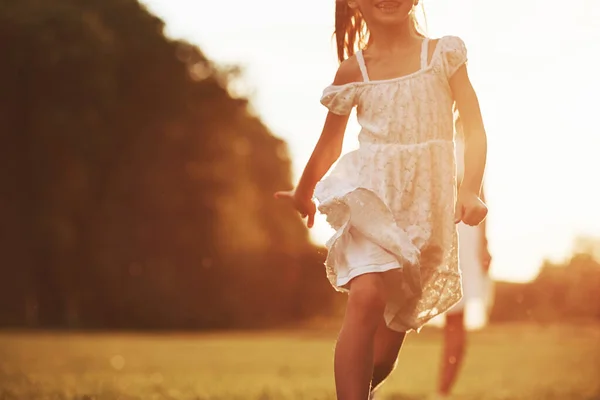 Luz Solar Excepcional Madre Hija Disfrutando Fin Semana Juntos Caminando —  Fotos de Stock