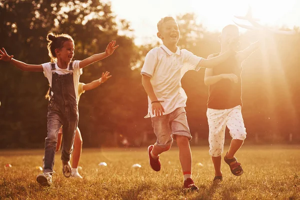 Group Kids Have Active Weekend Field Illuminated Beautiful Sunlight — Stock Photo, Image