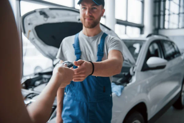 Toma Mis Llaves Mujer Salón Automóviles Con Empleado Uniforme Azul — Foto de Stock