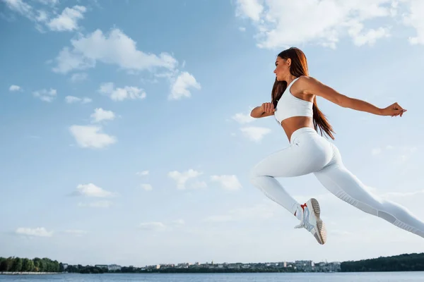 Lucht Vrouwelijke Loper Witte Sportieve Kleding Doet Fitness — Stockfoto