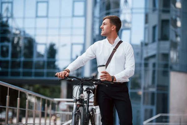 Pronto Para Trabalho Empresário Roupas Formais Com Bicicleta Preta Está — Fotografia de Stock