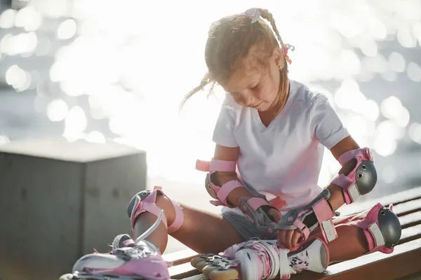 Fixing Her Skate Roller Cute Little Girl Outdoors Lake Background — Stock Photo, Image