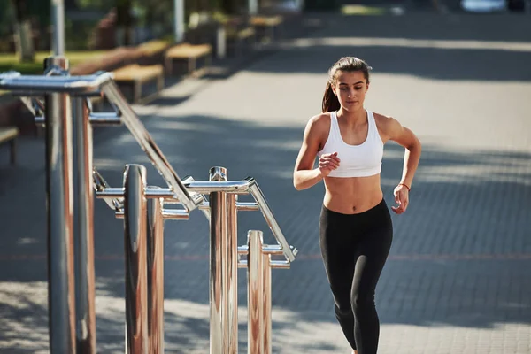 Mujer Deportiva Tienen Día Fitness Correr Ciudad Durante Día Cerca — Foto de Stock