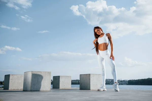 Posando Para Cámara Joven Mujer Fitness Con Cuerpo Delgado Tipo —  Fotos de Stock