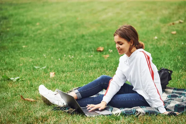 Zijaanzicht Positief Meisje Casual Kleding Met Haar Laptop Zit Groen — Stockfoto