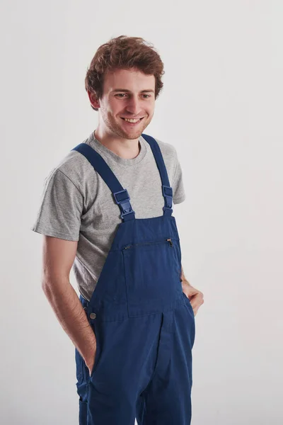 Positiver Mensch Mann Blauer Uniform Steht Vor Weißem Hintergrund Atelier — Stockfoto