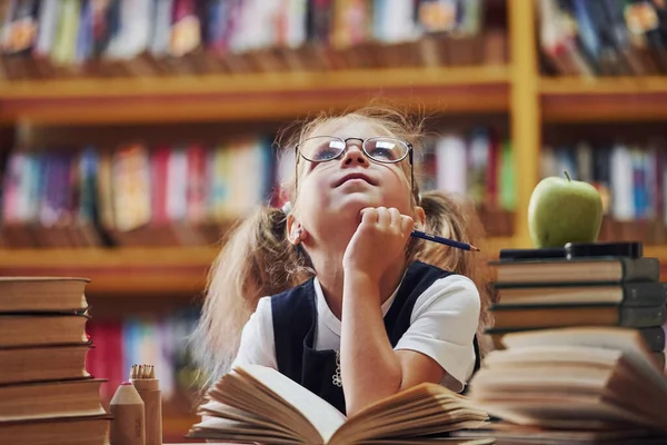 Regarde Jolie Petite Fille Avec Des Nattes Est Dans Bibliothèque — Photo