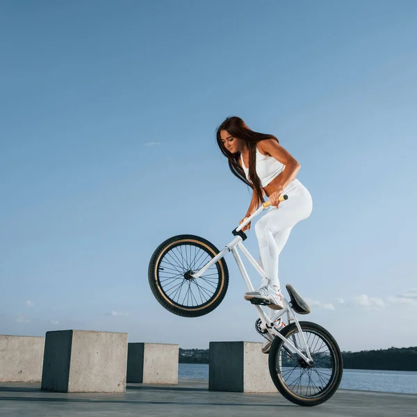 Robimy Akrobacje Kobieta Jeździ Rowerze Ciągu Dnia Pobliżu Jeziora Kobieta — Zdjęcie stockowe