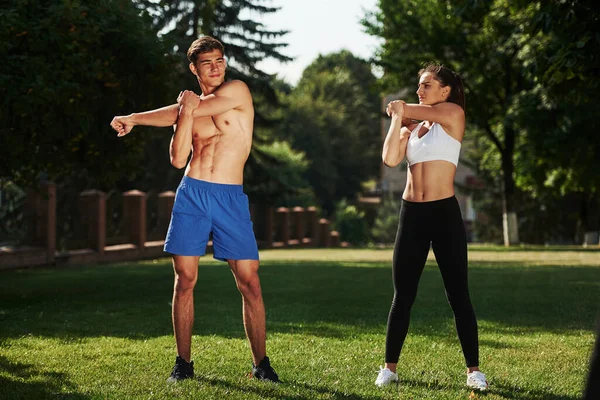 Ejercicios Calentamiento Hombre Mujer Tienen Día Fitness Ciudad Durante Día —  Fotos de Stock