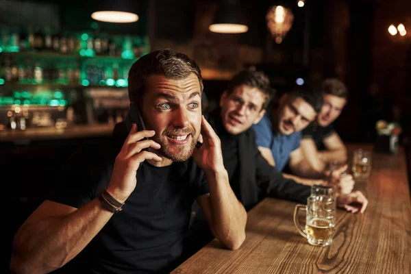 Adam Telefonda Konuşuyor Bir Barda Futbol Izleyen Spor Taraftarı Ellerinde — Stok fotoğraf