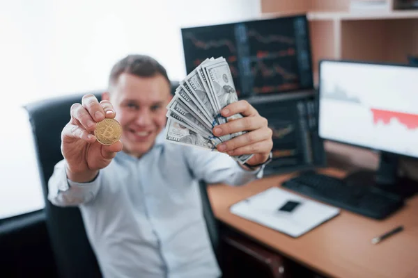 Koncept Úspěchu Podnikatel Drží Bitcoin Peníze Rukou Zatímco Sedí Moderní — Stock fotografie