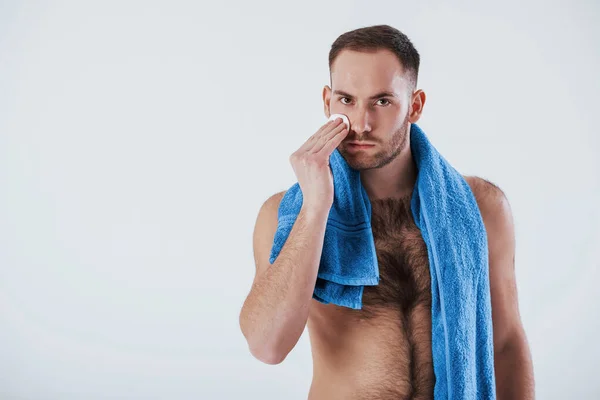Καθαρισμός Δέρματος Στο Πρόσωπο Άντρας Μπλε Πετσέτα Στέκεται Λευκό Φόντο — Φωτογραφία Αρχείου