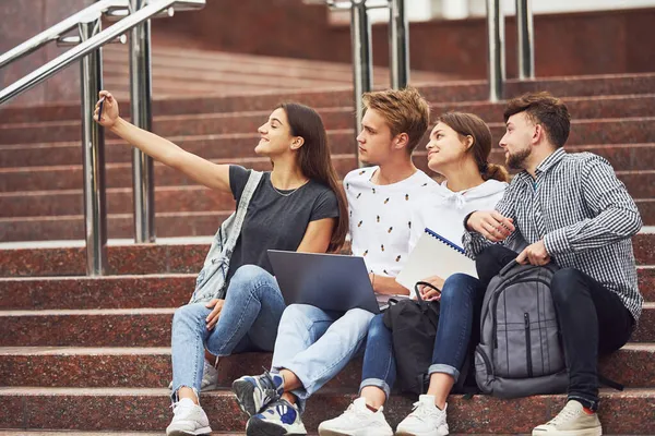 Robię Sobie Selfie Grupa Młodych Studentów Ubraniach Casual Pobliżu Uniwersytetu — Zdjęcie stockowe