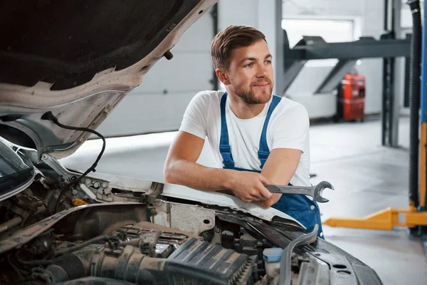 Buen Humor Empleado Uniforme Color Azul Trabaja Salón Automóviles — Foto de Stock