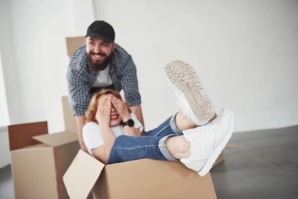 Ogen Dicht Gelukkig Stel Samen Hun Nieuwe Huis Beweging — Stockfoto