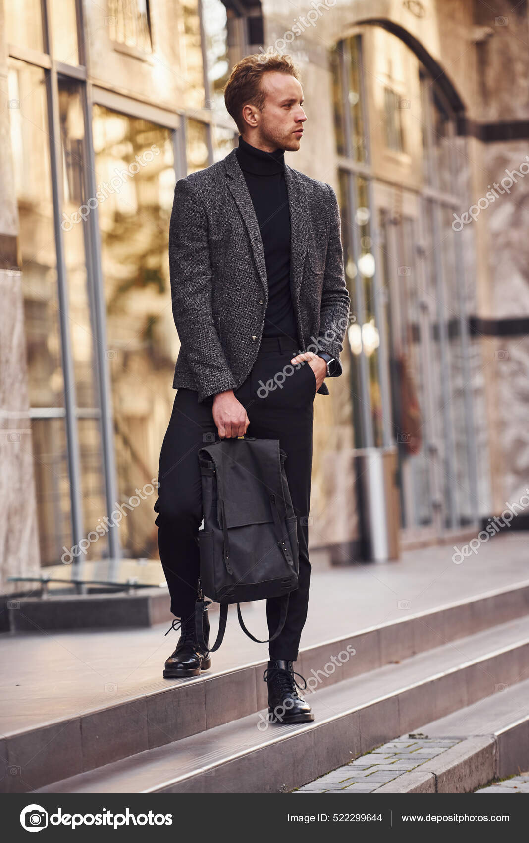 Hombre Elegante Desgaste Formal Con Bolsa Esta Fuera Contra Edificio Foto de stock 522299644 myronstandret