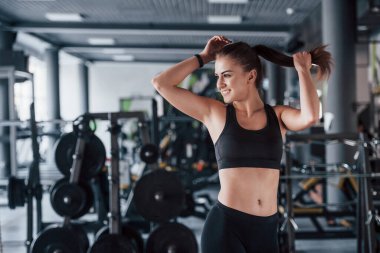 Spor elbiseli genç kız gündüz spor salonunda..