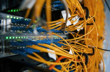 Sunucu odasındaki internet ekipman ve kablolarının görüntüsünü kapat.