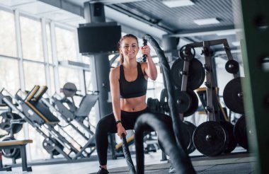 Spor elbiseli genç kız gündüz spor salonunda..