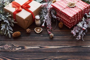 Güzel hediye kutuları. Yeni yıl süslemeleri ile noel şenliği çerçevesinin en üst görünümü.