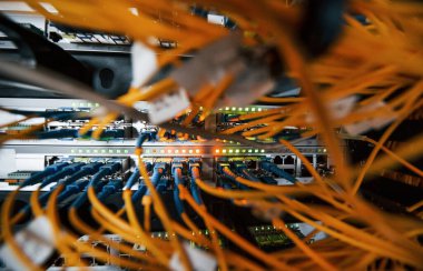 Sunucu odasındaki internet ekipman ve kablolarının görüntüsünü kapat.