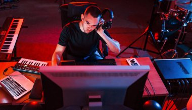 Profesyonel ses mühendisi stüdyoda müzik yapıyor..