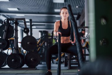 Spor elbiseli genç kız gündüz spor salonunda..