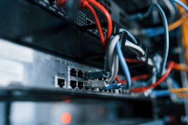 Sunucu odasındaki internet ekipman ve kablolarının görüntüsünü kapat.