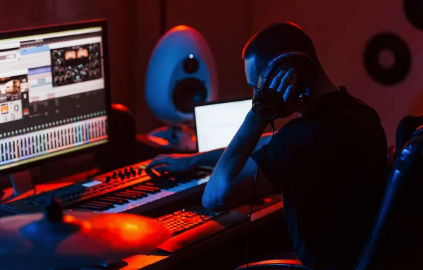 Nuori Äänisuunnittelija Työskentelee Sekoittaa Musiikkia Sisällä Studiossa — kuvapankkivalokuva