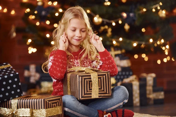 Schattig Klein Meisje Met Geschenkdozen Binnen Vieren Van Nieuwjaar Kerstvakantie — Stockfoto