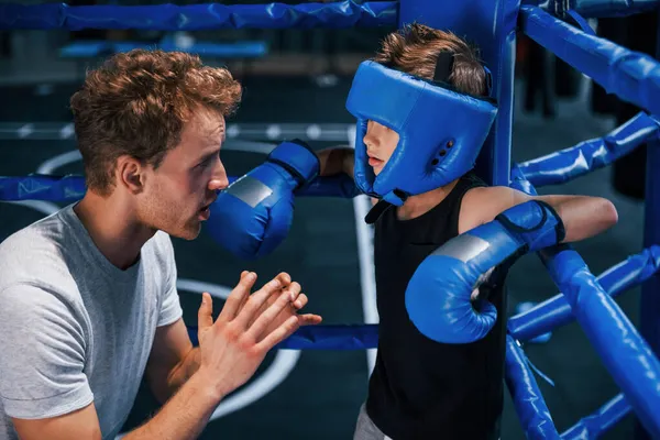 Jovem Treinador Boxe Está Ajudando Menino Desgaste Protetor Anel Entre — Fotografia de Stock