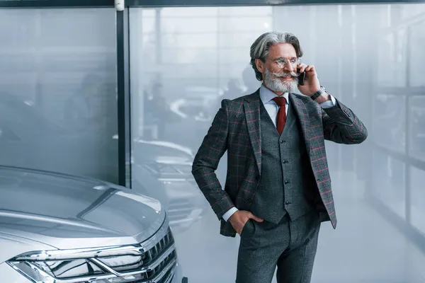 Hombre Negocios Senior Traje Corbata Con Pelo Gris Barba Pie — Foto de Stock