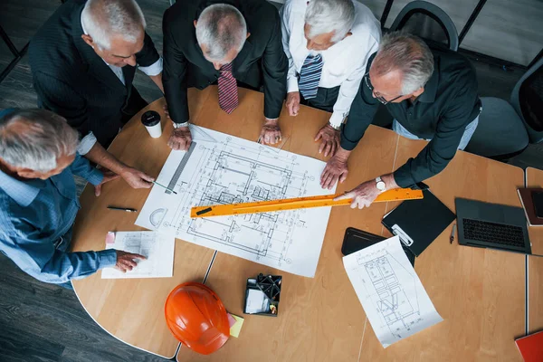 Vista Superior Del Equipo Ancianos Arquitectos Empresarios Tienen Una Reunión — Foto de Stock