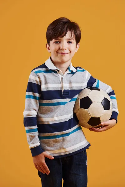 Retrato Joven Futbolista Con Pelota Soportes Contra Fondo Amarillo —  Fotos de Stock