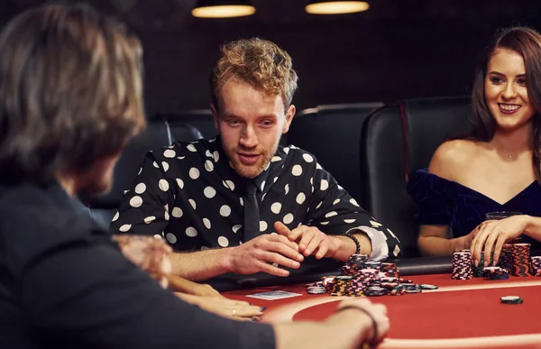 Ομάδα Κομψών Νέων Που Παίζουν Πόκερ Στο Καζίνο Μαζί — Φωτογραφία Αρχείου