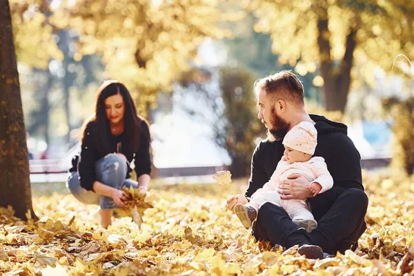 Grond Zitten Vrolijke Familie Vermaakt Zich Samen Met Hun Kind — Stockfoto