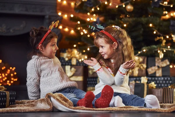 Små Piger Har Det Sjovt Juledekoreret Værelse Med Gaveæsker - Stock-foto