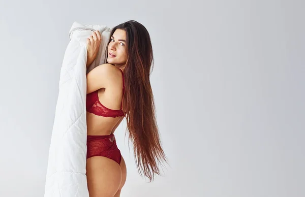 Mujer Ropa Interior Roja Cubriendo Cuerpo Con Toalla Estudio Sobre —  Fotos de Stock
