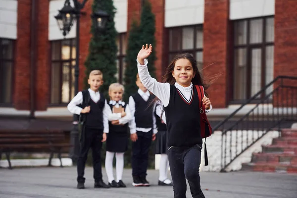 Groupe Enfants Uniforme Scolaire Posant Caméra Extérieur Ensemble Près Bâtiment — Photo