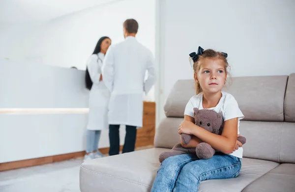Ärzte Hinter Sich Nettes Kleines Mädchen Mit Teddybär Den Händen — Stockfoto