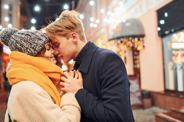 Cercanía Gente Feliz Pareja Joven Ropa Abrigo Está Calle Decorada —  Fotos de Stock