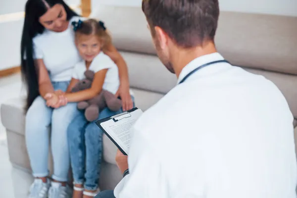 Moeder Met Haar Schattige Dochter Bezoek Kliniek Luisteren Naar Dokter — Stockfoto