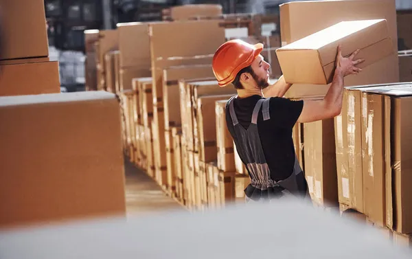 Jonge Magazijnmedewerker Uniform Druk Met Wat Werk — Stockfoto